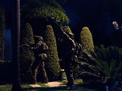Militares equipados con cascos durante un operativo nocturno en una zona con vegetación.