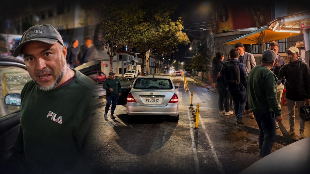 Composición de un hombre con gorra en primer plano y personas junto a un automóvil en una calle nocturna.