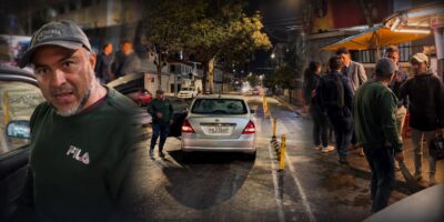 Composición de un hombre con gorra en primer plano y personas junto a un automóvil en una calle nocturna.