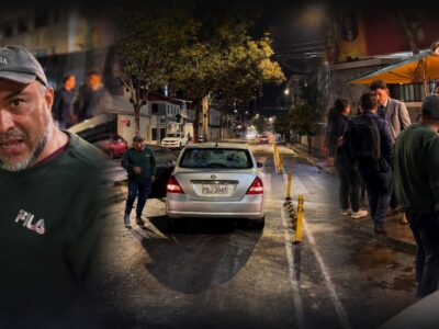 Composición de un hombre con gorra en primer plano y personas junto a un automóvil en una calle nocturna.
