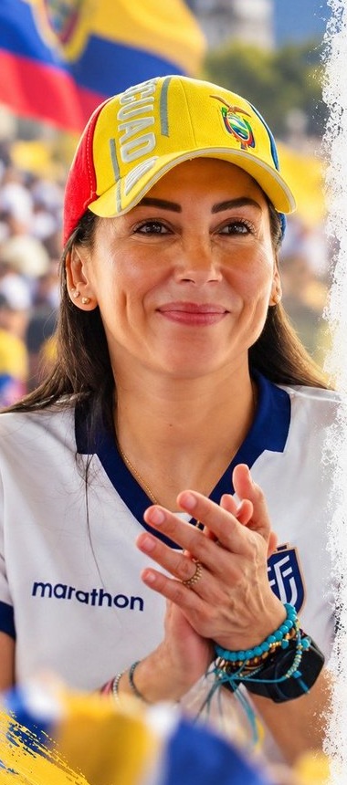 Luisa González sonríe con gorra tricolor en un acto público del caso Laberinto, imagen de su mensaje «A mi país».