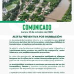 Comunicado de la Alcaldía de Esmeraldas con una alerta preventiva por inundación ante la crecida del río Esmeraldas, con una vista aérea del río, 12 de octubre de 2026.