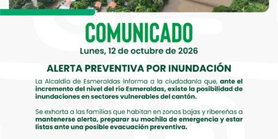 Comunicado de la Alcaldía de Esmeraldas con una alerta preventiva por inundación ante la crecida del río Esmeraldas, con una vista aérea del río, 12 de octubre de 2026.