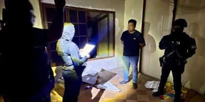 Agentes durante uno de los 14 allanamientos contra presuntos integrantes de Comandos de la Frontera