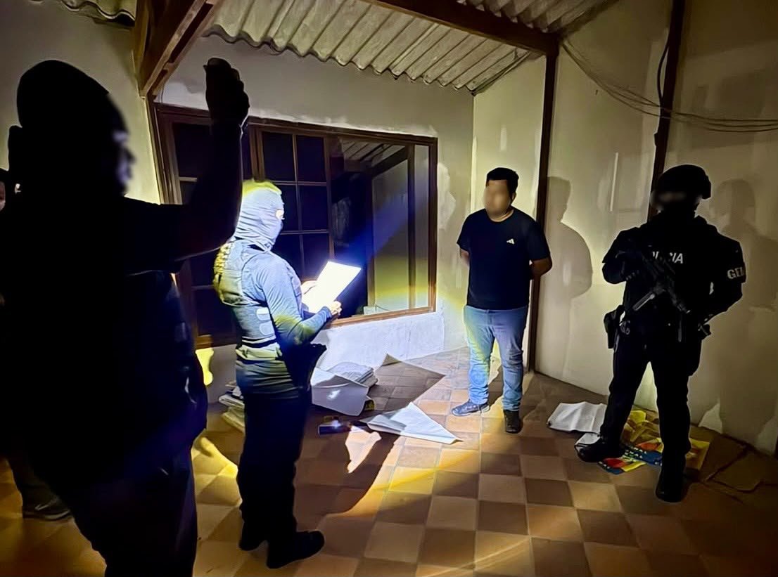 Agentes durante uno de los 14 allanamientos contra presuntos integrantes de Comandos de la Frontera