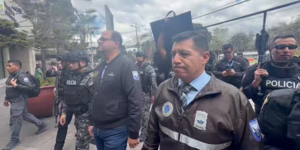 Personal policial en el exterior de un edificio durante la operación MINEDEC en Quito, en una imagen del video oficial del 13 de octubre de 2026.
