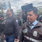 Personal policial en el exterior de un edificio durante la operación MINEDEC en Quito, en una imagen del video oficial del 13 de octubre de 2026.