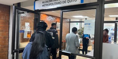 Agentes allanan oficinas del Municipio de Quito en una investigación por peculado