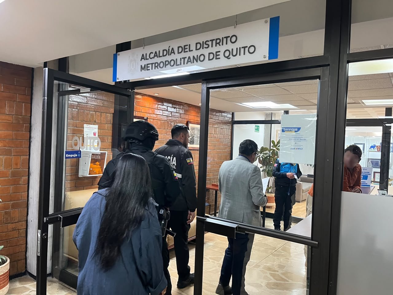 Agentes allanan oficinas del Municipio de Quito en una investigación por peculado