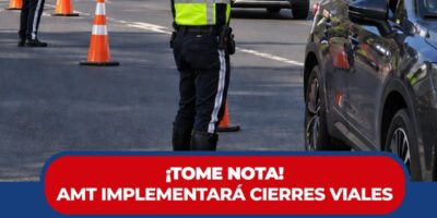 Agentes civiles de tránsito dirigen vehículos en Quito, en la tarjeta de la AMT que anuncia cierres viales por el concierto de Iron Maiden.