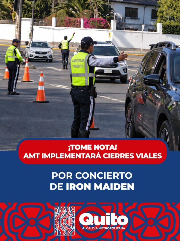 Agentes civiles de tránsito dirigen vehículos en Quito, en la tarjeta de la AMT que anuncia cierres viales por el concierto de Iron Maiden.