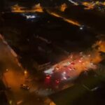 Vista aérea nocturna de patrulleros policiales durante el operativo Apolo 34 en Guayaquil