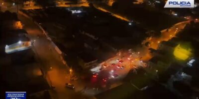 Vista aérea nocturna de patrulleros policiales durante el operativo Apolo 34 en Guayaquil