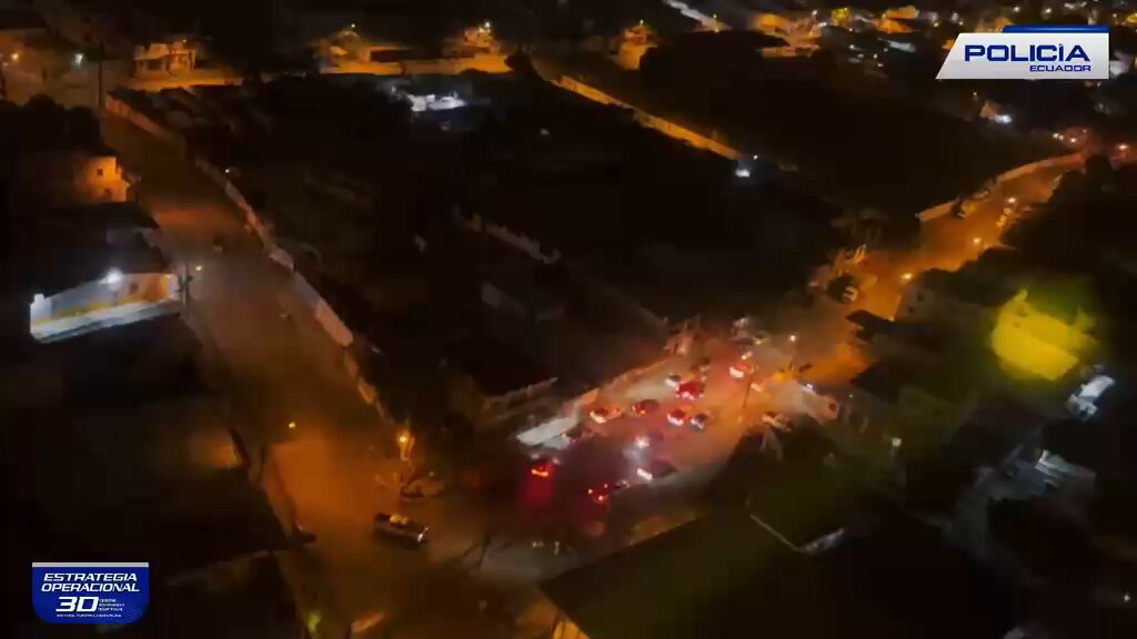 Vista aérea nocturna de patrulleros policiales durante el operativo Apolo 34 en Guayaquil
