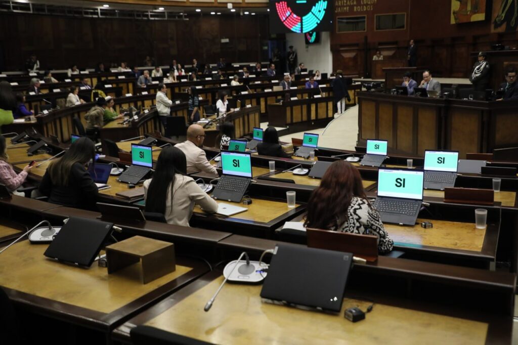 Asambleístas en el Pleno de la Asamblea Nacional, con pantallas que marcan su voto «Sí», durante la aprobación de la reforma al Código Tributario el 6 de octubre de 2026.