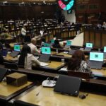 Asambleístas en el Pleno de la Asamblea Nacional, con pantallas que marcan su voto «Sí», durante la aprobación de la reforma al Código Tributario el 6 de octubre de 2026.