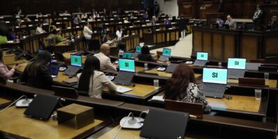 Asambleístas en el Pleno de la Asamblea Nacional, con pantallas que marcan su voto «Sí», durante la aprobación de la reforma al Código Tributario el 6 de octubre de 2026.