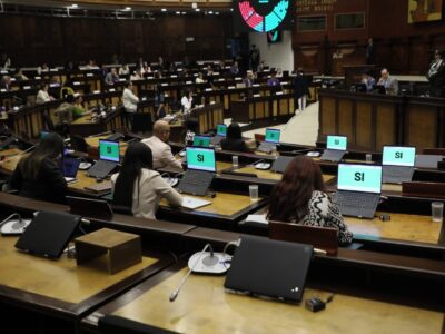Asambleístas en el Pleno de la Asamblea Nacional, con pantallas que marcan su voto «Sí», durante la aprobación de la reforma al Código Tributario el 6 de octubre de 2026.