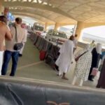 Ambulancias y viajeros en el exterior del aeropuerto Rey Khalid de Riad tras el ataque del 10 de octubre.