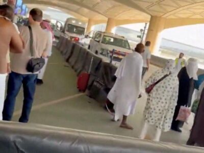 Ambulancias y viajeros en el exterior del aeropuerto Rey Khalid de Riad tras el ataque del 10 de octubre.