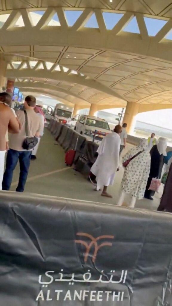 Ambulancias y viajeros en el exterior del aeropuerto Rey Khalid de Riad tras el ataque del 10 de octubre.