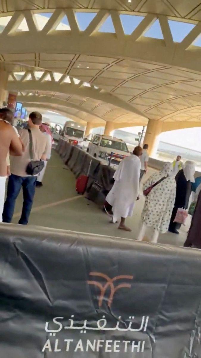 Ambulancias y viajeros en el exterior del aeropuerto Rey Khalid de Riad tras el ataque del 10 de octubre.