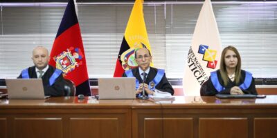 Tribunal en una audiencia penal; la detención con fines de formulación de cargos termina en una audiencia ante un juez
