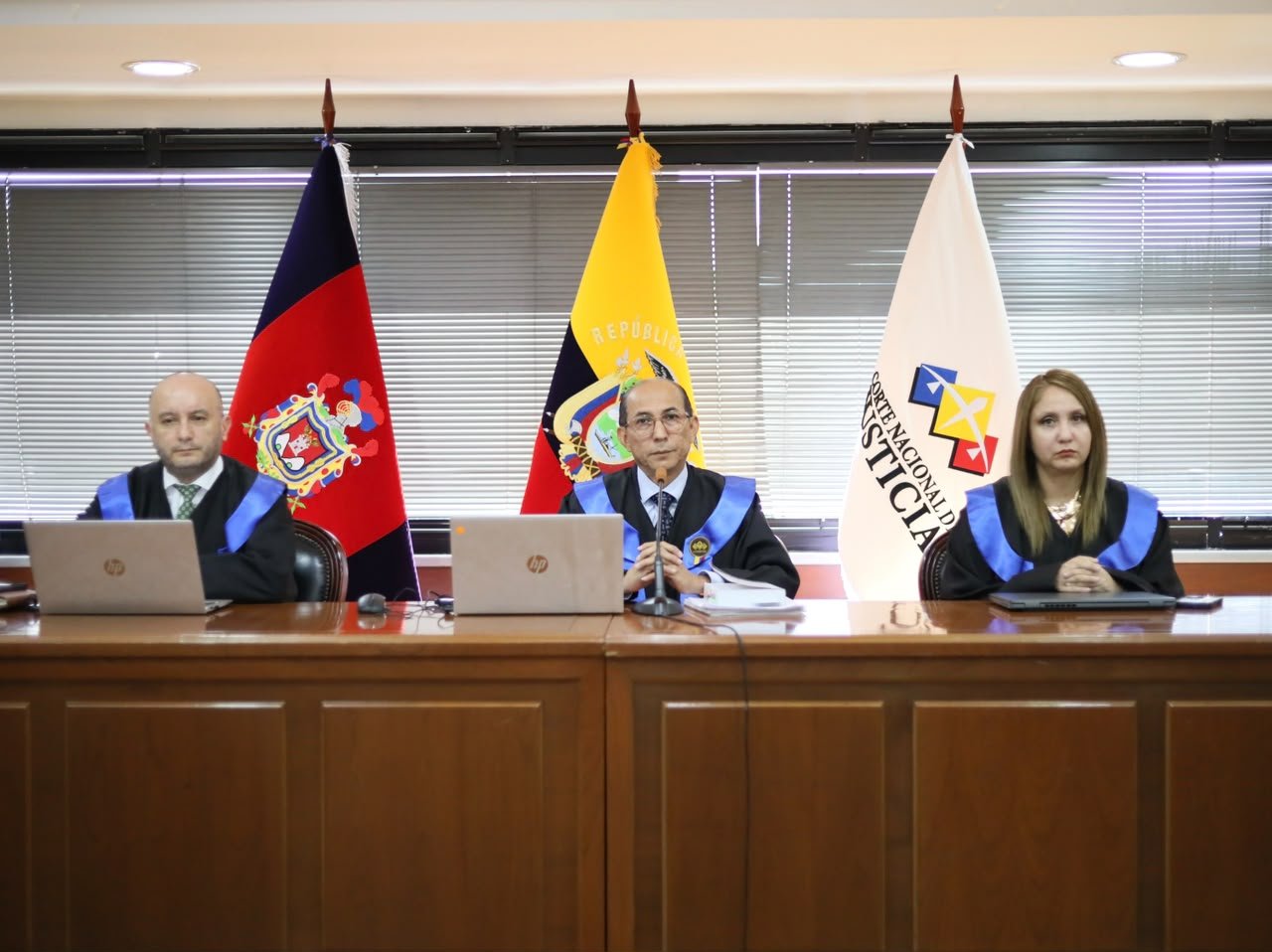 Tribunal en una audiencia penal; la detención con fines de formulación de cargos termina en una audiencia ante un juez
