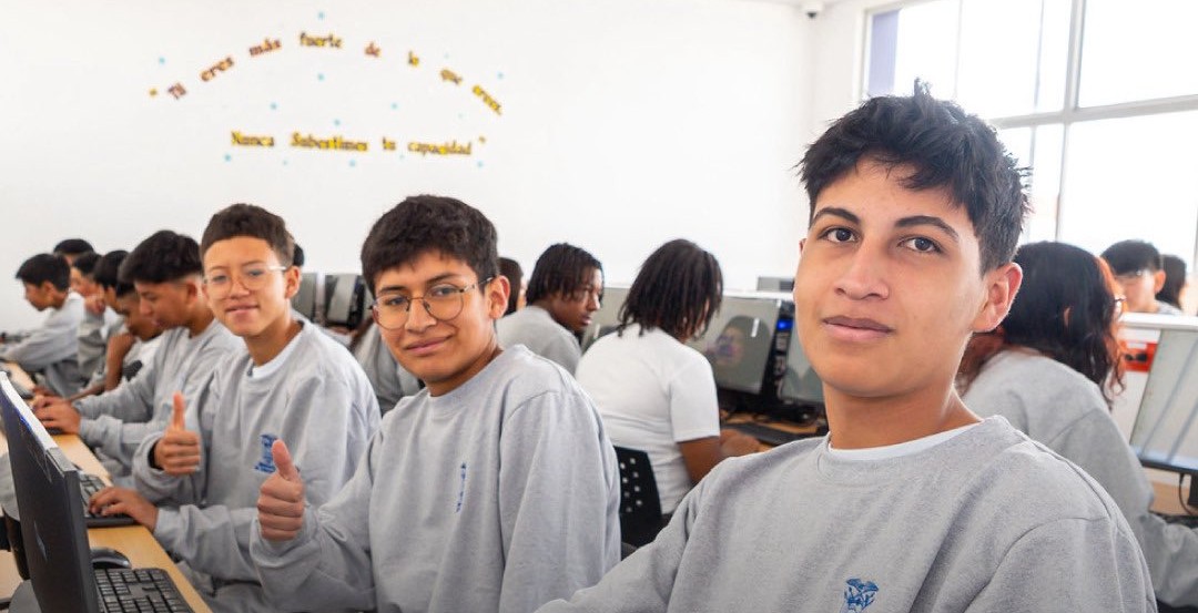 Estudiantes de un colegio fiscal en un laboratorio de computación, en el lanzamiento de Aula Digital