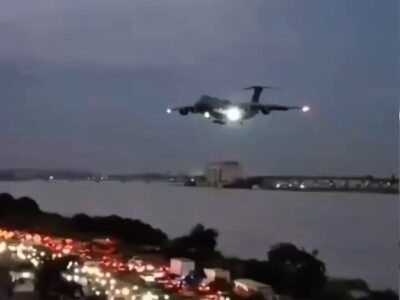 Avión militar estadounidense se aproxima a la pista en Guayaquil en el video difundido por Defensa.