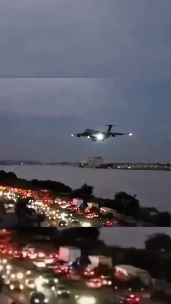 Avión militar estadounidense se aproxima a la pista en Guayaquil en el video difundido por Defensa.