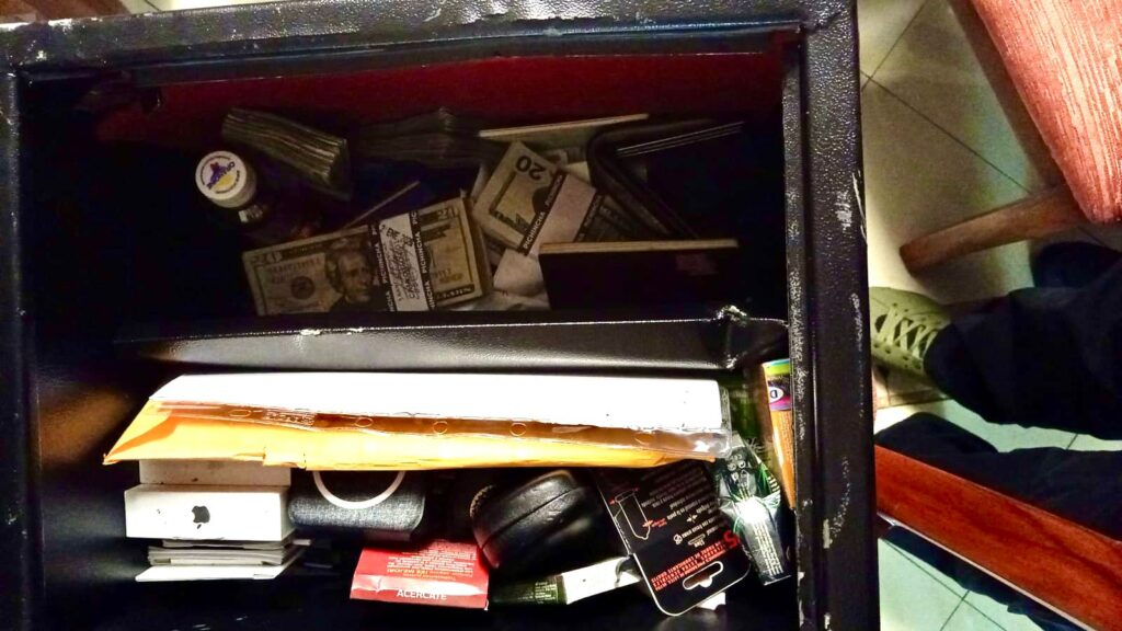 Archivo: caja fuerte abierta con billetes de dólar, sobres y otros objetos, entre los indicios levantados en el operativo del Caso Jaque del 30 de enero de 2026, según la Fiscalía.