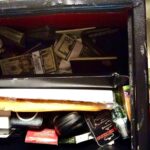Archivo: caja fuerte abierta con billetes de dólar, sobres y otros objetos, entre los indicios levantados en el operativo del Caso Jaque del 30 de enero de 2026, según la Fiscalía.