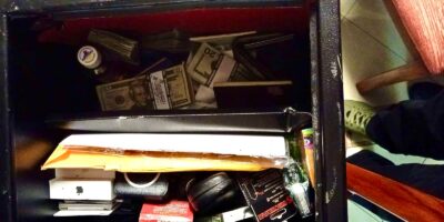 Archivo: caja fuerte abierta con billetes de dólar, sobres y otros objetos, entre los indicios levantados en el operativo del Caso Jaque del 30 de enero de 2026, según la Fiscalía.
