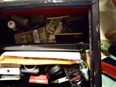 Archivo: caja fuerte abierta con billetes de dólar, sobres y otros objetos, entre los indicios levantados en el operativo del Caso Jaque del 30 de enero de 2026, según la Fiscalía.