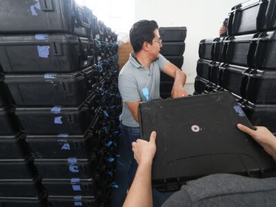 Distribución de kits electorales del CNE: un funcionario manipula una de las maletas de kits técnicos apiladas en una bodega, el 11 de octubre de 2026.