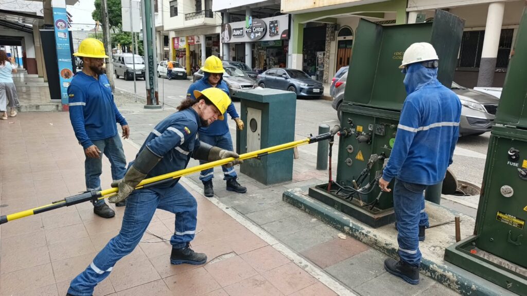 Técnicos de CNEL EP trabajan en un transformador tipo pedestal en las calles Noguchi y Cuenca, en Guayaquil, el 6 de octubre de 2026.