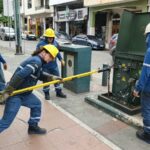Técnicos de CNEL EP trabajan en un transformador tipo pedestal en las calles Noguchi y Cuenca, en Guayaquil, el 6 de octubre de 2026.