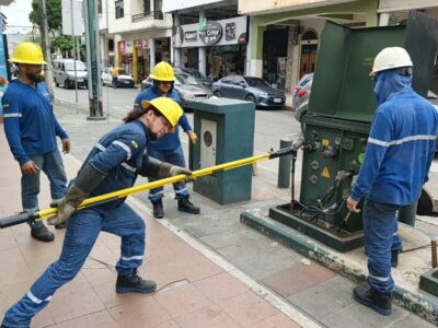 Técnicos de CNEL EP trabajan en un transformador tipo pedestal en las calles Noguchi y Cuenca, en Guayaquil, el 6 de octubre de 2026.