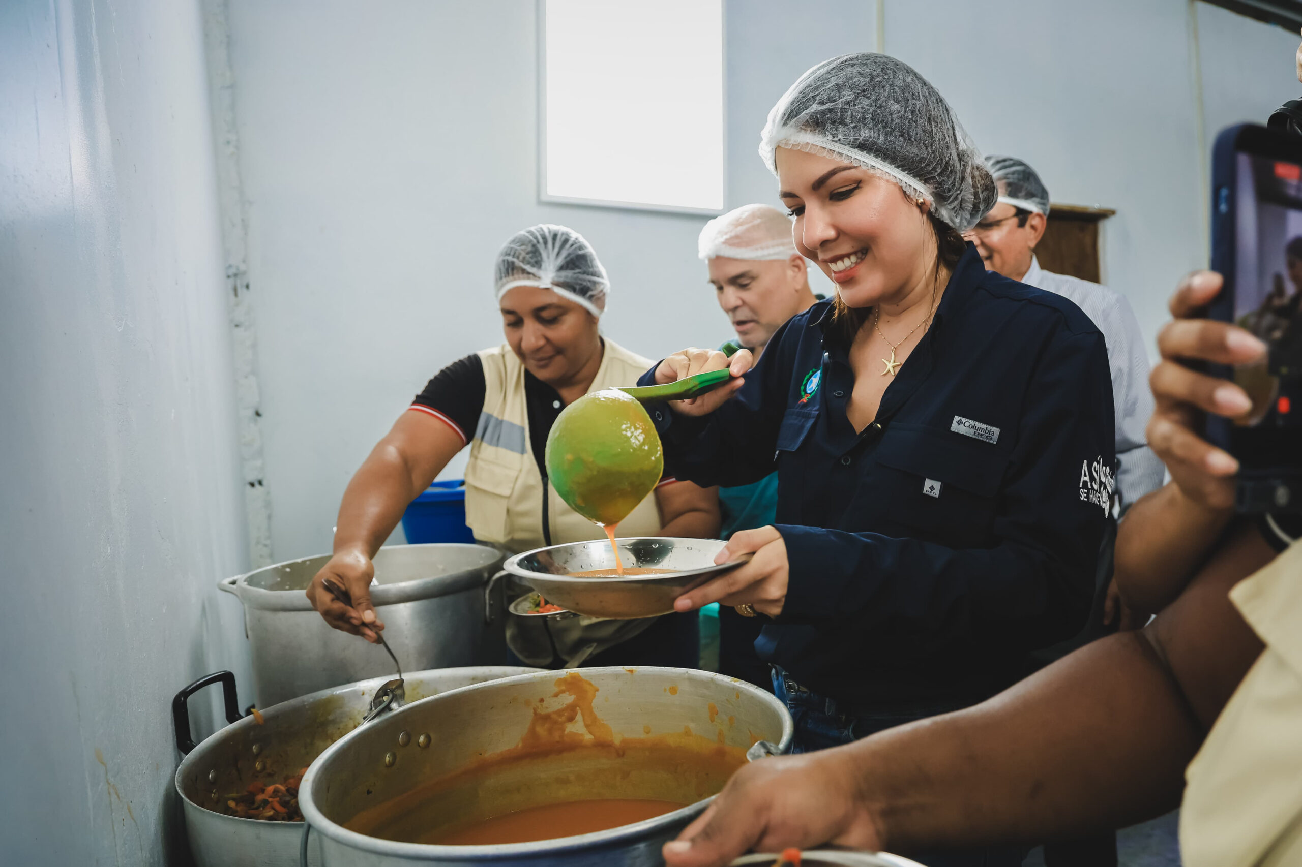 Personal de un Comedor Guayaco sirve comida desde ollas grandes durante la apertura del programa municipal en Guayaquil, el 12 de octubre de 2026.