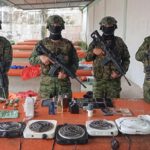 Militares del Ejército junto a objetos decomisados durante un control dentro del CPL Santo Domingo N.° 1, el 27 de septiembre de 2026.