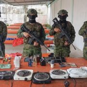 Militares del Ejército junto a objetos decomisados durante un control dentro del CPL Santo Domingo N.° 1, el 27 de septiembre de 2026.