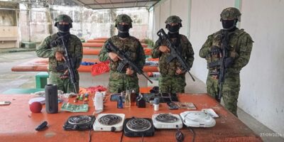 Militares del Ejército junto a objetos decomisados durante un control dentro del CPL Santo Domingo N.° 1, el 27 de septiembre de 2026.