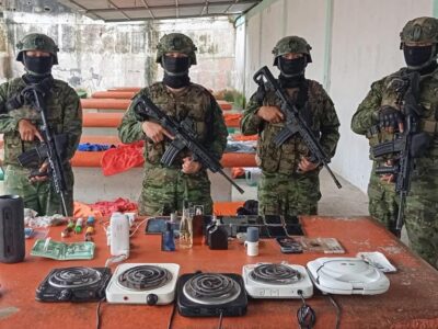 Militares del Ejército junto a objetos decomisados durante un control dentro del CPL Santo Domingo N.° 1, el 27 de septiembre de 2026.