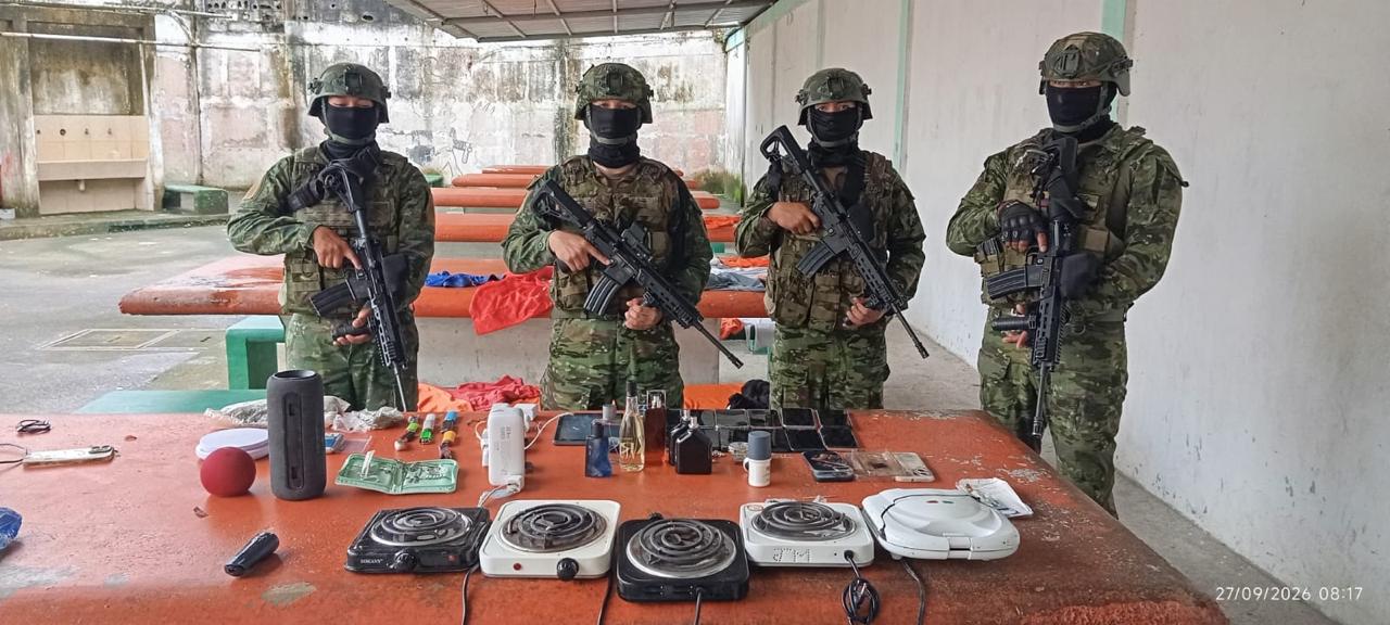 Militares del Ejército junto a objetos decomisados durante un control dentro del CPL Santo Domingo N.° 1, el 27 de septiembre de 2026.