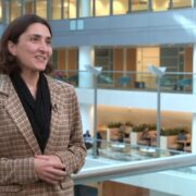 Deniz Igan, del Departamento de Estudios del FMI, presenta las previsiones económicas de octubre de 2026.