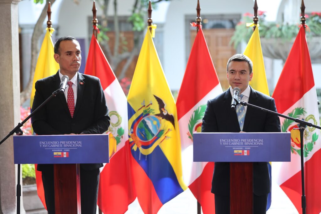 Los presidentes Daniel Noboa y José Jerí, en atriles frente a banderas de Ecuador y Perú, durante las declaraciones del XVI Gabinete Binacional en Quito, el 12 de diciembre de 2025. Imagen de archivo.
