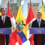 Los presidentes Daniel Noboa y José Jerí, en atriles frente a banderas de Ecuador y Perú, durante las declaraciones del XVI Gabinete Binacional en Quito, el 12 de diciembre de 2025. Imagen de archivo.