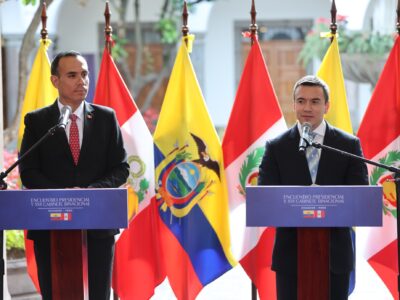Los presidentes Daniel Noboa y José Jerí, en atriles frente a banderas de Ecuador y Perú, durante las declaraciones del XVI Gabinete Binacional en Quito, el 12 de diciembre de 2025. Imagen de archivo.