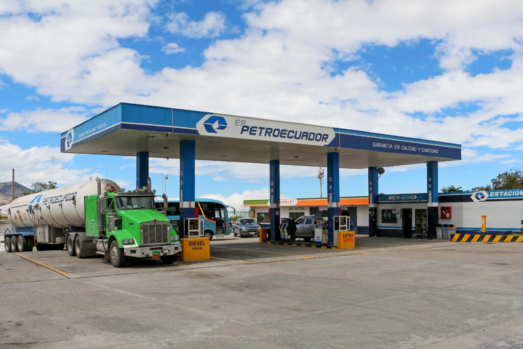Estación de servicio de Petroecuador junto a la carretera Panamericana en Ecuador, fotografiada en 2014.